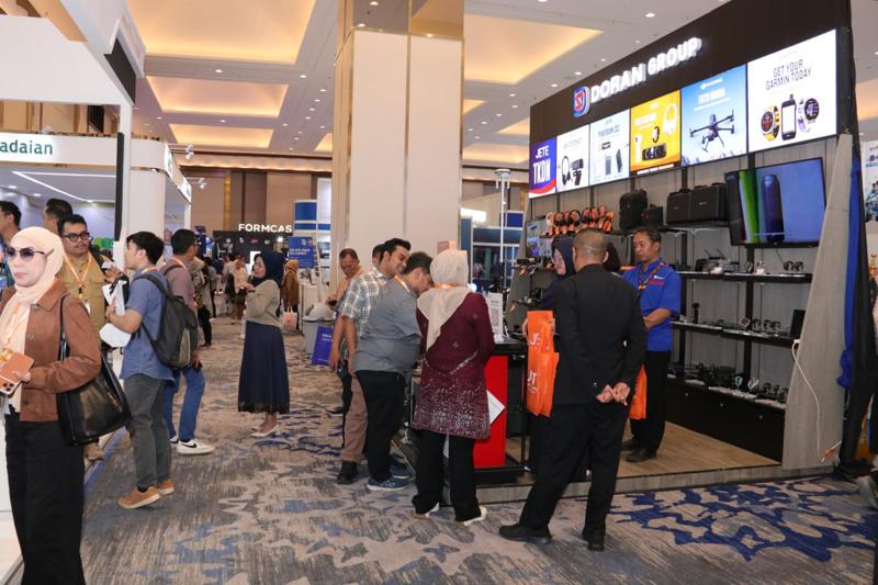 Pengunjung di stan produk elektronik berlabel TKDN
