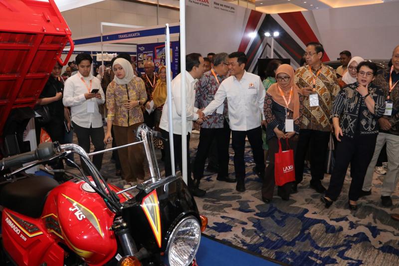 Pimpinan berdialog dengan penyedia di area pameran kendaraan