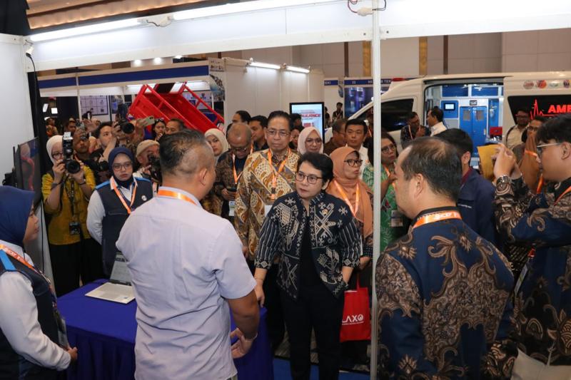 Rombongan pimpinan LKPP meninjau stan penyedia kendaraan ambulans