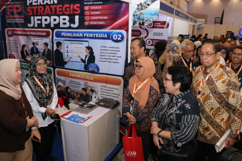 Diskusi di stan Ikatan Fungsional Pengadaan Indonesia