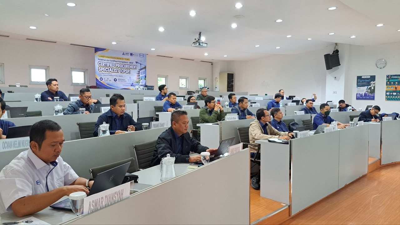 Peserta mengikuti pelatihan pengadaan di ruang kelas